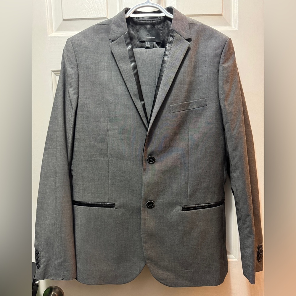 H&M Men’s grey 2 piece suit. Blazer 40R, Pants 34R